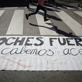 Una niña cruza por el paso de cebra que hay junto al colegio madrileño Lope de Vega en una manifestación ciudadana para reclamar espacios escolares seguros y sin coches.