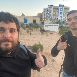 Oriol Puig, a la izquierda (con barba) y David Melero, en Tarfaya (Marruecos), ayer antes de la detención.