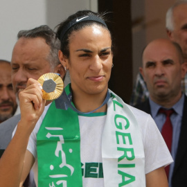 La boxeadora argelina Imane Khelif muestra la medalla de oro ganada en los Juegos Olímpicos de París, a su llegada a Argel. REUTERS/Ramzi Boudina