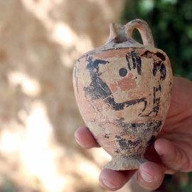 La part del flascó o lècit de finals del segle VI aC descobert a Empúries on s'hi veu la silueta d'un corredor