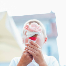 Niño comiendo un cucurucho de helado