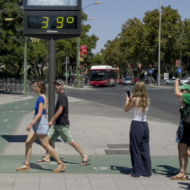 17 de agosto de 2024. Un grupo de personas pasean por Sevilla, a 17 de agosto de 2024.