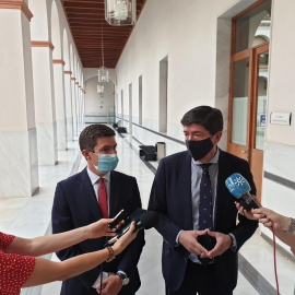 El coordinador autonómico de Ciudadanos (Cs) en Andalucía, Juan Marín, atiende a los medios en el Parlamento andaluz junto al diputado Sergio Romero.