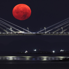 La Superluna del Esturión sobre el puente de Rande, en Vigo, durante la noche del 18 de agosto.