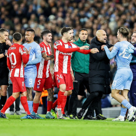 04/04/2022-Pep Guardiola, entrenador del Manchester City, retiene a Jack Grealish (10), del Manchester City, durante el partido de fútbol entre el Manchester City y el Atlético de Madrid, el 5 de abril de 2022, en el Etihad Stadium de Manchester, Inglat