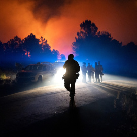 Foto de archivo de varios efectivos terrestres actuando durante un incendio forestal, en Trabazos, Zamora, Castilla y León.