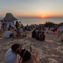 Foto de archivo de varios grupos de personas  en la Cala d'Hort, en Ibiza, Illes Balears.