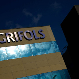 El logo de la farmacéutica Grifols en sus instalaciones en Parets del Vallès, al norte de Barcelona. REUTERS/Albert Gea