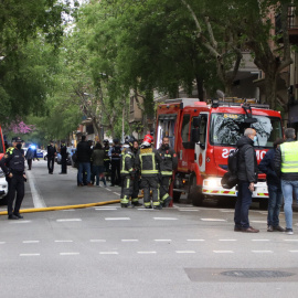 12/04/2022 - Els Bombers de Barcelona al carrer València, on hi ha hagut l'incendi.