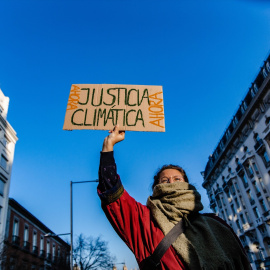 Una mujer sujeta una pancarta durante una manifestación del movimiento ‘Juventud por el Clima’