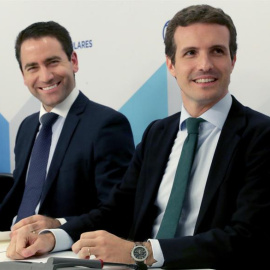 27/07/2018.- El presidente del PP, Pablo Casado (d), junto al nuevo secretario general del partido, Teodoro García Egea (i), durante la reunión del plenario de los grupos del PP en el Congreso y el Senado, que tiene lugar esta tarde en la sede de Génov