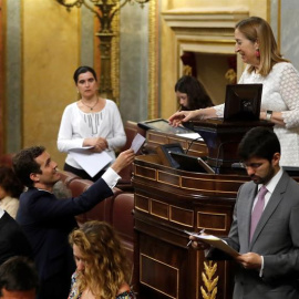 El presidente del Partido Popular Pablo Casado, votando, durante el pleno extraordinario para someter a votación la designación de la periodista Rosa María Mateo como administradora única provisional de RTVE, esta mañana en el Congreso de los Diputad