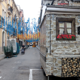 El carrer Alcolea (de dalt) dos dies abans de l'inici de la Festa Major de Sants en una imatge d'arxiu