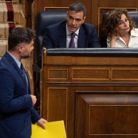 El portavoz de ERC en el Congreso, Gabriel Rufián, pasa delante del presidente del Gobierno, Pedro Sánchez y la vicepresidenta primera y ministra de Hacienda, María Jesús Montero, durante una sesión plenaria, en el Congreso de los Diputados. E.P./Edu