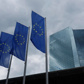 Banderas de la UE delante del rascacielos donde tiene su sede el BCE en Fráncfort. REUTERS/Wolfgang Rattay