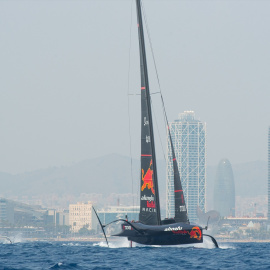 Un modelo de Veleros AC75 durante la primera jornada de la última regata preliminar de la Copa América, en el Port de Barcelona.