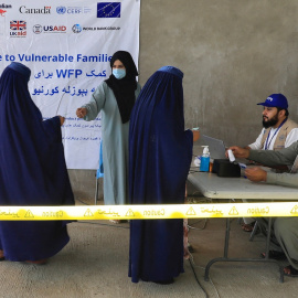 Varias mujeres afganas, en un punto de distrribución de alimentos del World Food Program (WFP) de la ONU, en Kabul. REUTERS/Sayed Hassib