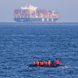 El 15 de marzo de 2022, migrantes con chalecos salvavidas en un bote mientras cruzan el Canal de la Mancha de Francia a Gran Bretaña.