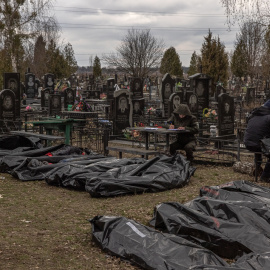 Oficiales de policía y personal forense verifican para identificar los cuerpos de las personas asesinadas, que fueron llevadas al cementerio en Bucha, al noroeste de Kiev, Ucrania, el 6 de abril de 2022.