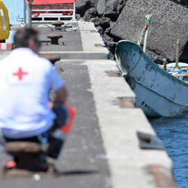 Imagen del  cayuco con medio inmigrantes que ha  arribado este fin de semana por sus propios medios al puerto de La Restinga en la isla de El Hierro. EFE/ Gelmert Finol