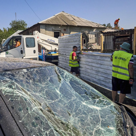 Trabajadores y voluntarios examinan una zona bombardeada en Járkiv, al este de Ucrania.