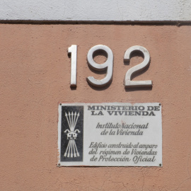 Una placa amb simbologia franquista a l'entrada d'un edifici de Girona