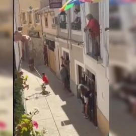 Momento en el que arrastran a un toro con una soga en un encierro en el pueblo de Liétar, Albacete.