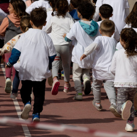 Foto de archivo de un grupo de niños en su primer día de colegio tras las vacaciones, en Leganés, Madrid.