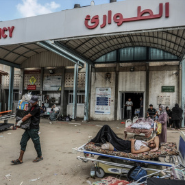 Evacuan a pacientes en el Hospital Europeo para ser trasladados al Hospital Nasser, en la Franja de Gaza.