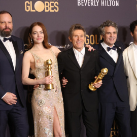 El elenco principal de 'Pobres criaturas', junto al director de la cinta, durante la gala de los Globos de Oro.