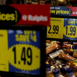 Productos en una tienda de alimentación Ralphs, propiedad del grupo de supermercados Kroger, en Pasadena (California, EEUU). REUTERS/Mario Anzuoni