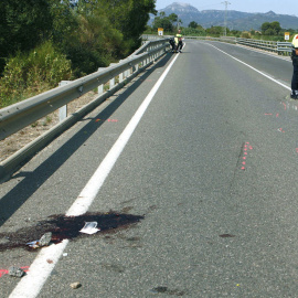 Restos del atropello mortal de dos ciclistas en Tarragona. EFE