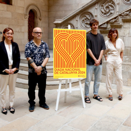 La portaveu i consellera del Govern, Sílvia Paneque, amb el cartell institucional de la Diada, acompanyada de diversos creadors de l'acte i la imatge