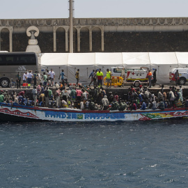 Un cayuco llega al Puerto de la Restinga (Canarias) con 386 migrantes a bordo.