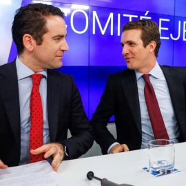 El presidente nacional del PP, Pablo Casado (derecha), y el secretario general de la formación, Teodoro García Egea, durante una reunión del Comité Ejecutivo Nacional.