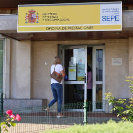 Una mujer entra a una oficina del SEPE.