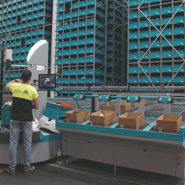 Un treballador d'ESBO preparant material amb el nou sistema robotitzat a la planta de Sallent.