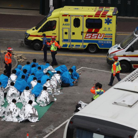 Activistas esperan en la Universidad Politécnica de Hong Kong a ser llevados al hospital. EFE/JEROME FAVRE