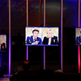 Varios monitores muestran el debate electoral previo a la segunda vuelta de las presidenciales francesas, entre Emmanuel Macron y Manine Le Pen, en Saint-Denis, al norte de París. Ludovic Marin/Pool/ REUTERS