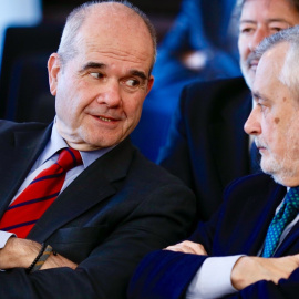 Los expresidentes Manuel Cháves y José Antonio Griñán, conversando durante el juicio de la pieza política de los ERE en la Audiencia de Sevilla. EFE/ Jose Manuel Vidal