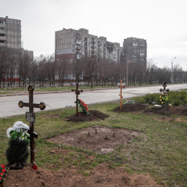 Las tumbas de los civiles muertos durante el conflicto entre Ucrania y Rusia se ven junto a edificios de apartamentos en la ciudad portuaria sureña de Mariupol , Ucrania, 10 de abril de 2022.