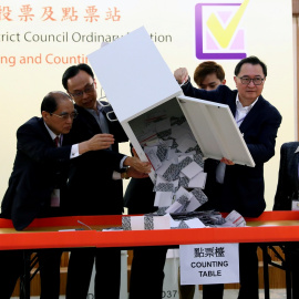 24/11/2019 - Funcionarios abren una urna para el recuento de votos en las elecciones de Hong Kong. / REUTERS