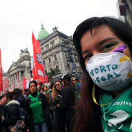 Activistas a favor de la despenalización del aborto se concentran en la Plaza del Congreso de Buenos Aires, donde el Senado argentino debate la ley sobre la interrupción del embarazo.. REUTERS/Marcos Brindicci