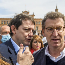 Alberto Núñez Feijóo y Alfonso Fernández Mañueco,  en la Plaza de España de Sevilla.