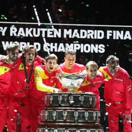 Los jugadores del equipo español celebran tras recibir el trofeo que les acredita vencedores de la final de Copa Davis. /EFE