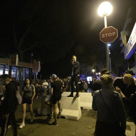 Jóvenes reunidos en la calle y bebiendo, en la zona de bares cerca de la playa del Arenal, de Palma de Mallorca. E.P./Clara Margais / dpa