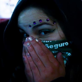 Una mujer partidaria de despenalizar el aborto se retira de la Plaza del Congreso en la madrugada después de  que el Senado argentino haya rechazado la aprobación del proyecto de ley sobre la despenalización de la interrupción del embarazo. EFE/David 