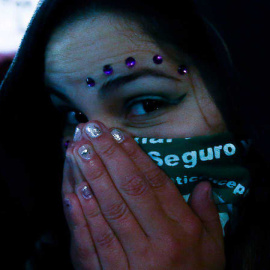 Una mujer partidaria de despenalizar el aborto se retira de la Plaza del Congreso en Buenos Aires - EFE/DAVID FERNÁNDEZ