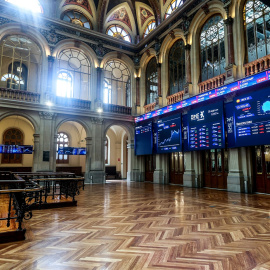 Paneles informativos con los datos de la marcha del mercado en el Palacio de la Bolsa de Madrid. E.P./Ricardo Rubio / Europa Press