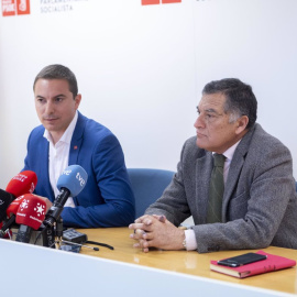 El secretario general del PSOE-M, Juan Lobato junto a su padre.